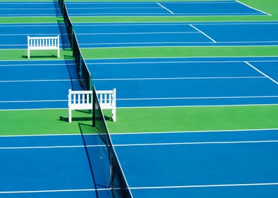 空中网球场的照片
